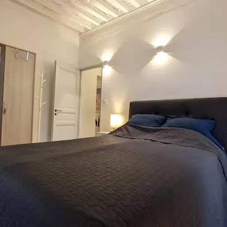 Bright Center Flat With Terrace