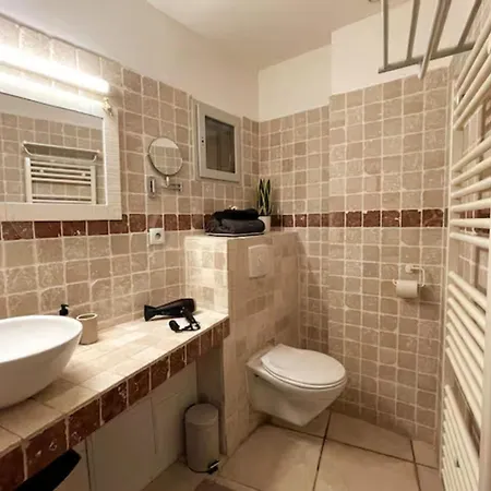 Bright Center Flat With Terrace Appartamento Nîmes