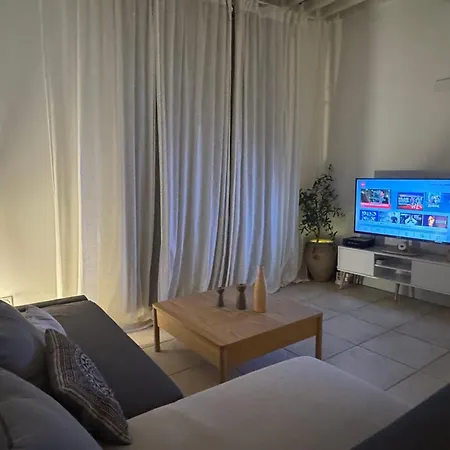 Bright Center Flat With Terrace *
