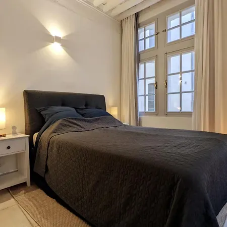 Lägenhet Bright Center Flat With Terrace Nîmes