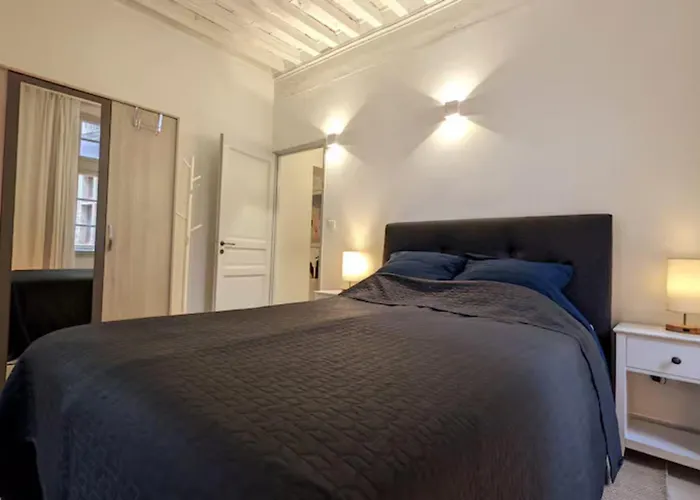 Bright Center Flat With Terrace