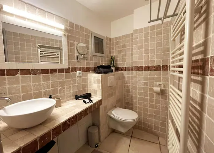 Bright Center Flat With Terrace Appartamento Nîmes